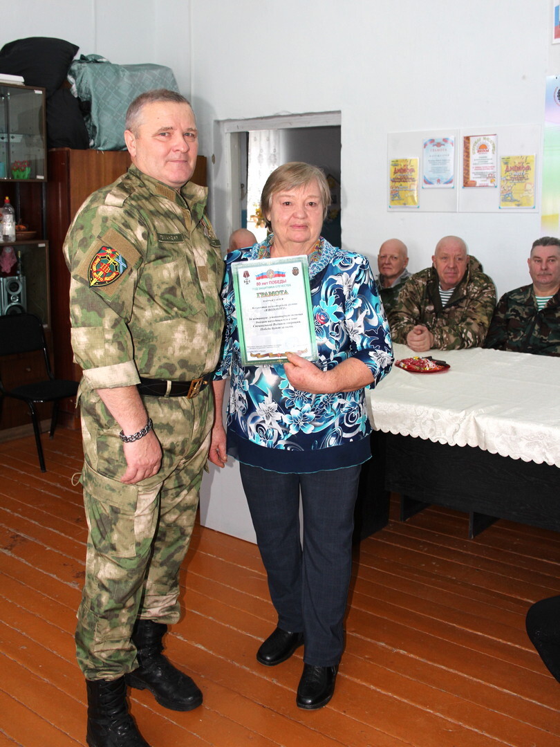 А. Зорков вручает благодарность Л. Важиной
