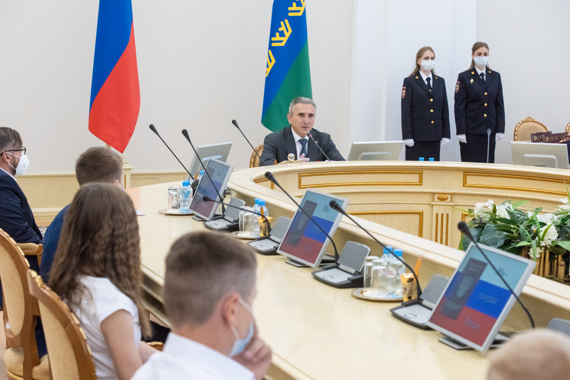 Вакансии правительство тюменской. Вручение паспорта губернатором Тюменской области. Большой зал правительства Тюменской области. Губернатор Тюменской области фото на стенд. Вручение наград 22 февраля Моор фото.